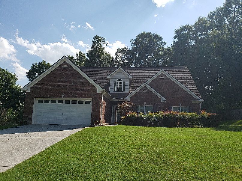 Great Curb appeal. Weed control and fertilization included