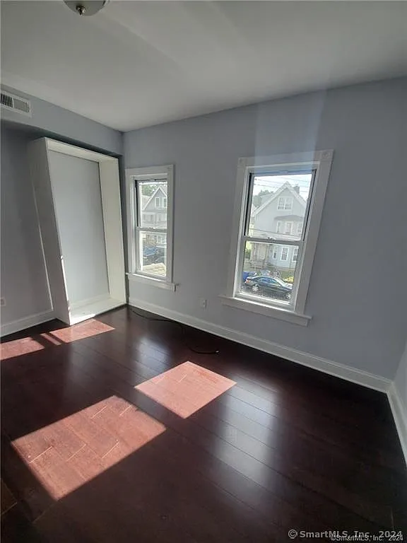 Cozy 1BR to share with In-Unit Laundry and Modern Kitchen — Photo 3