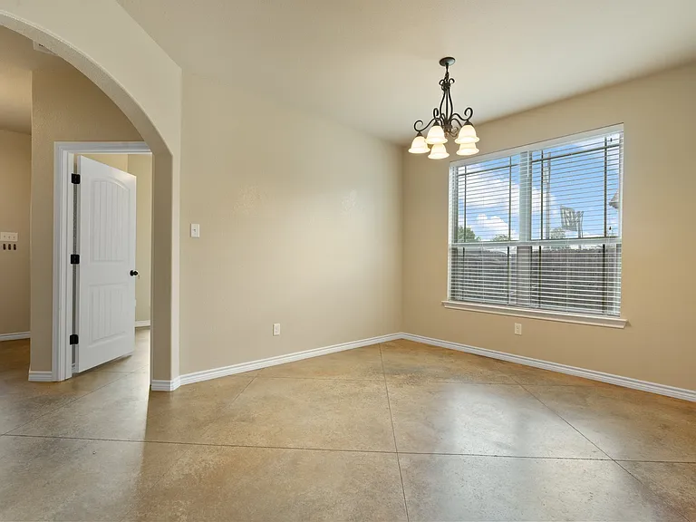 425 Nelson St — Photo 5