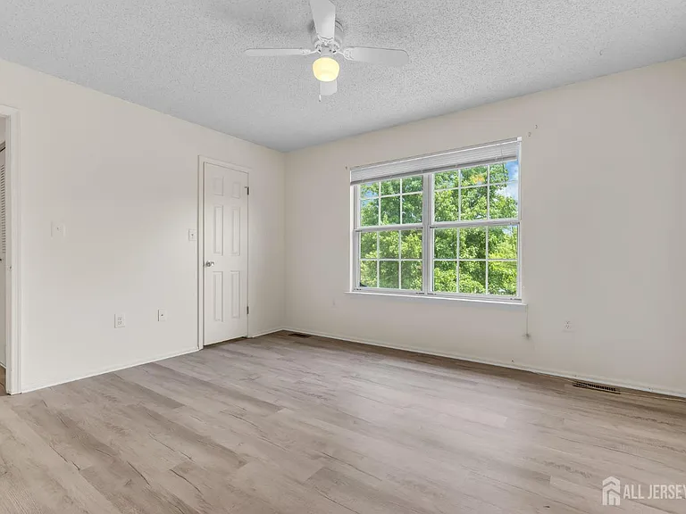 91 Chelsea Ct #14 — Photo 18