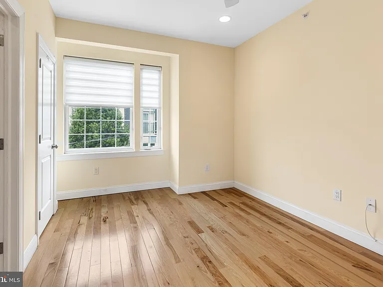 724 E Thompson St — Photo 24