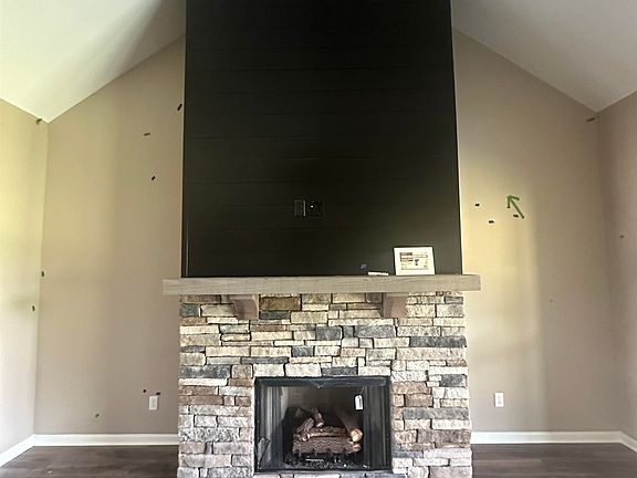2nd image of 131 Como Ln