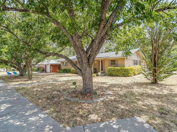 1215 Poindexter Ave, Cleburne, TX 76033