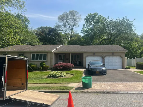 49 Waterford Dr, Wheatley Heights, NY 11798