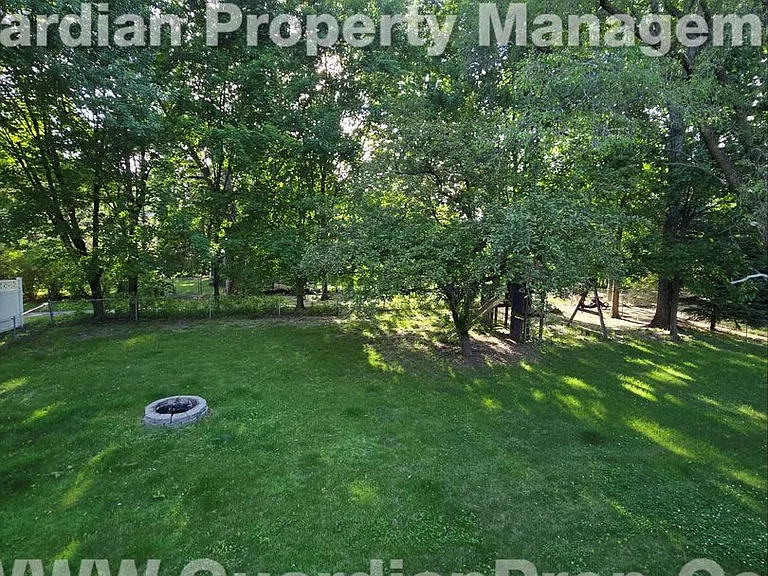 3335 Urbandale Ln N — Photo 10