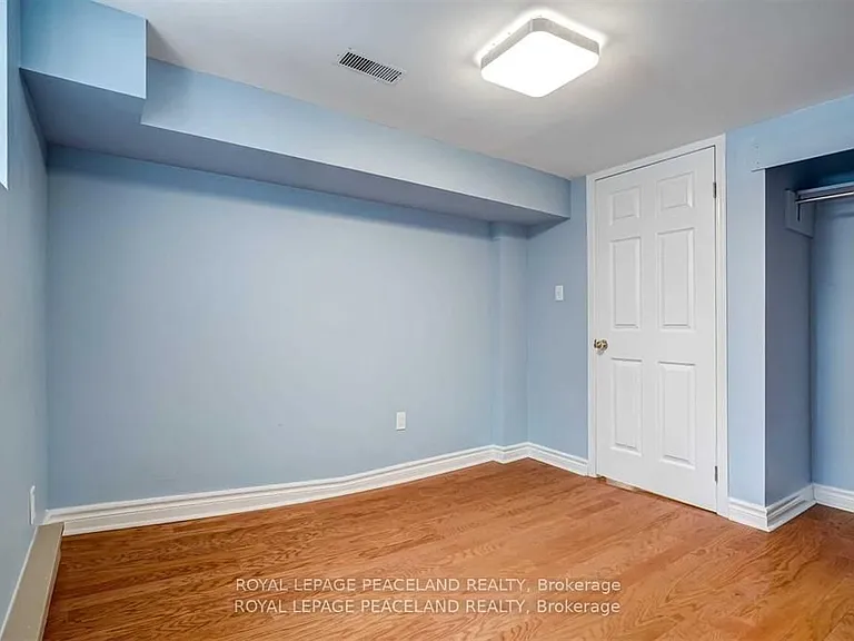 50 Manor Rd E — Photo 13
