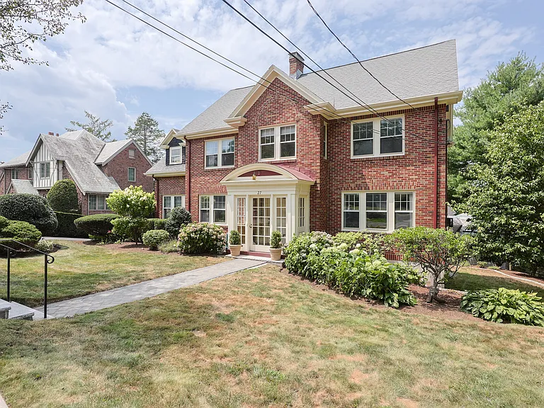 27 Chesterfield Rd — Photo 2