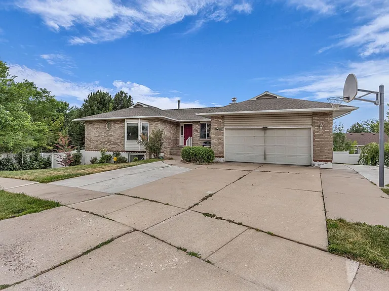 567 N Allanwood Pl — Photo 2
