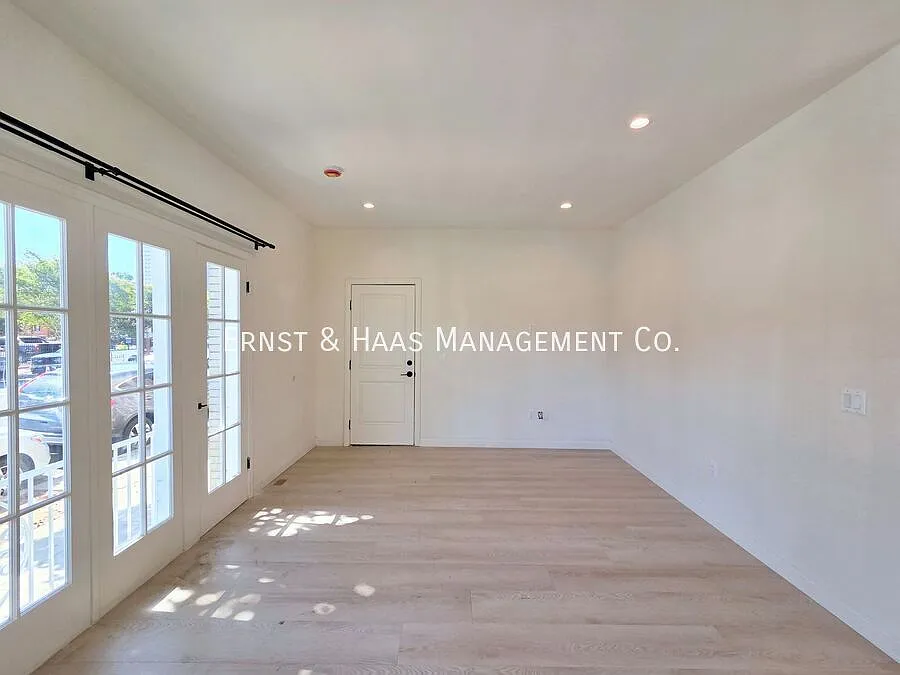 Charming Remodeled 2-Bedroom Near Downtown Long Beach!*Move-In Special* — Photo 4