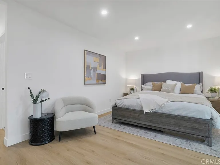 2115 W Clark Ave — Photo 23