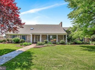 1490 Breezeview Dr, York, PA 17404