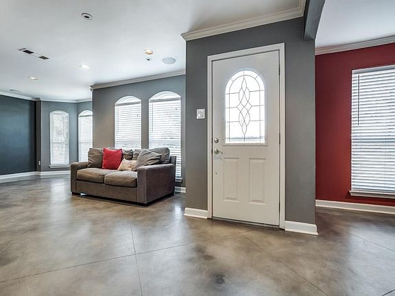4th image of 814 Forest Edge Ln