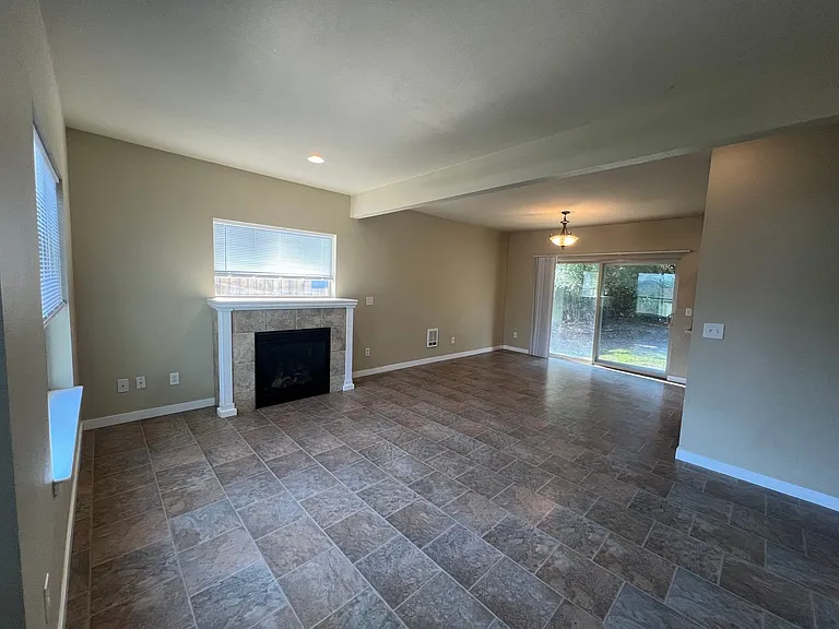 909 Gladstone St — Photo 2
