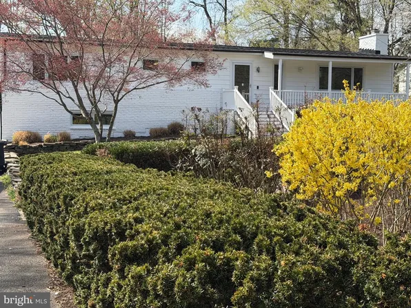 822 Walker Rd, Great Falls, VA 22066