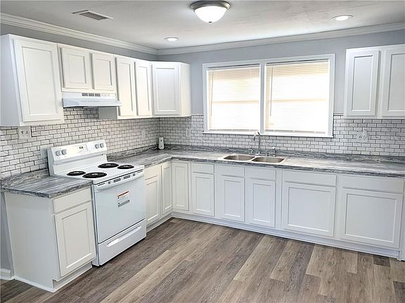 4th image of 24 Brucewood Dr W