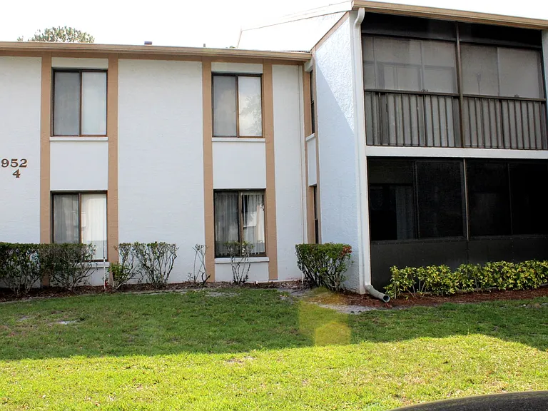 952 Courtyard Ln #12 — Photo 4
