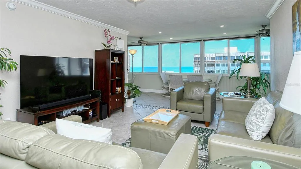 Building Photo - 1125 W Peppertree Dr #702