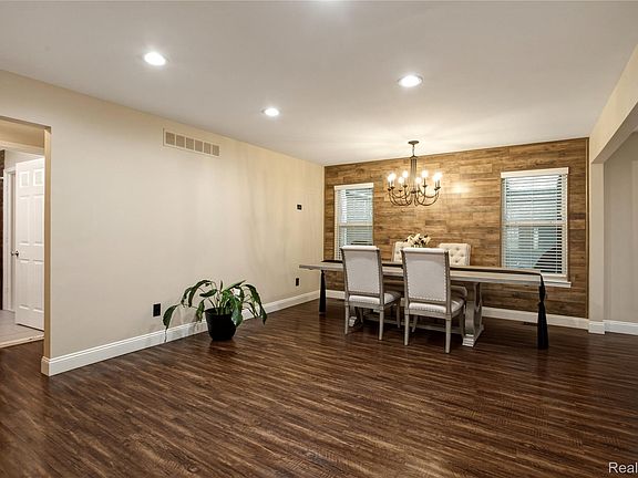 3rd image of 39083 Commons Dr