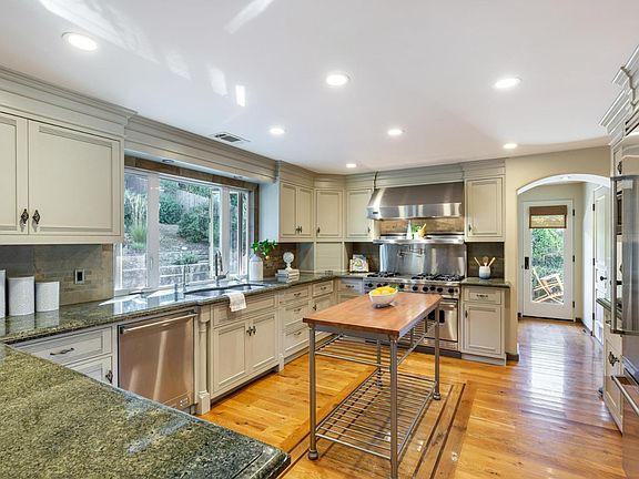 3rd image of 3407 Crestview Way
