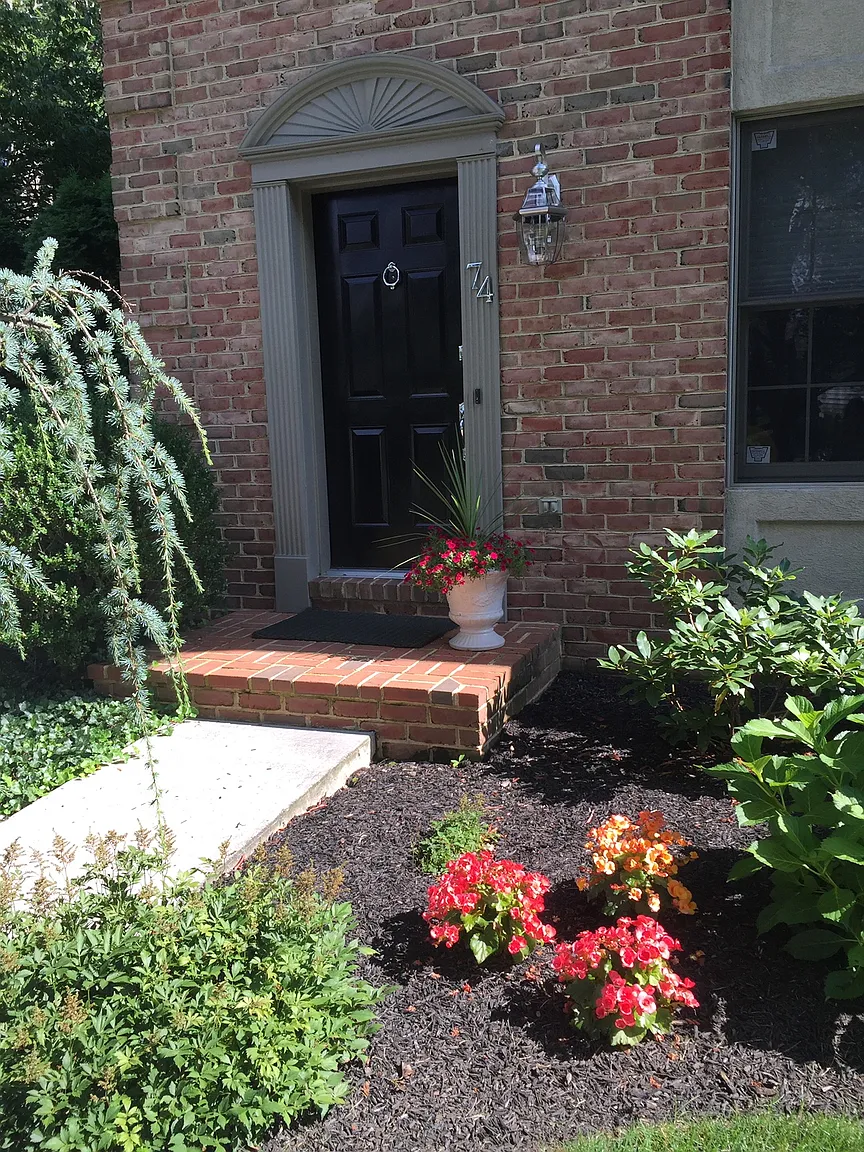 74 Waverly Ave photo 1