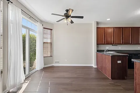 3 bed, 2.5 bath, 1560 sqft, $2,874 — Photo 3