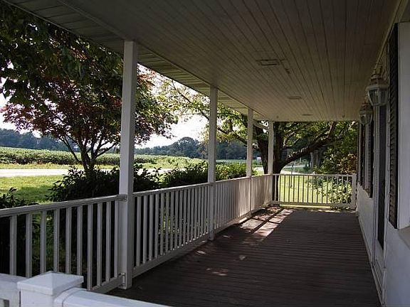 4th image of 2645 Putnam Rd