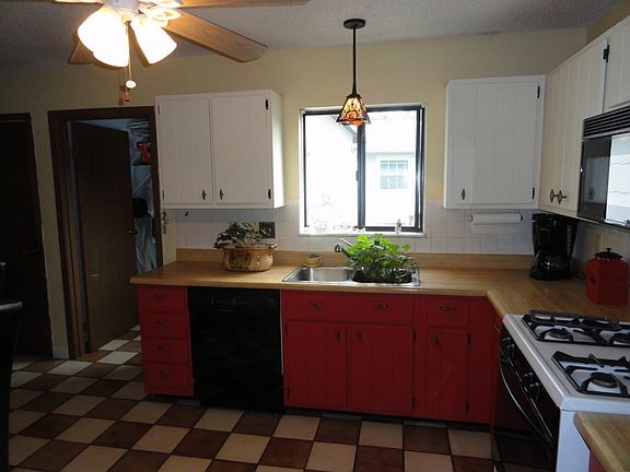 Large Eat-In Kitchen