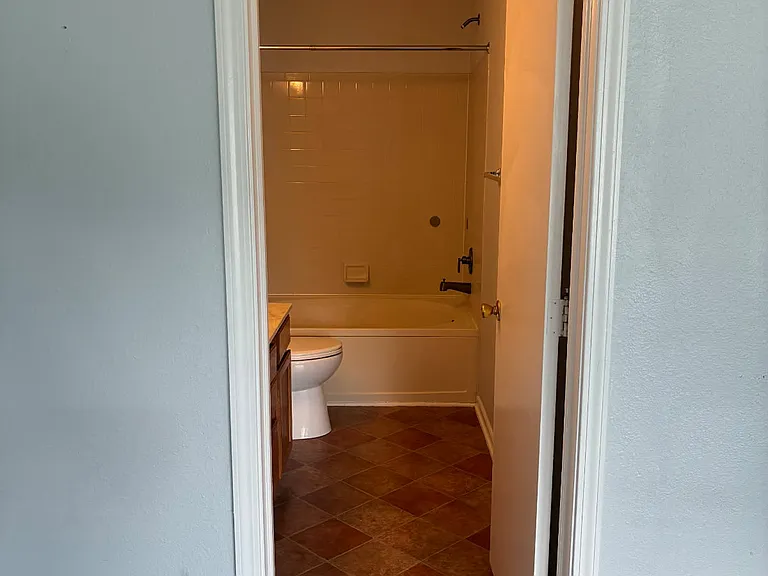 10960 Glenayr Dr — Photo 14