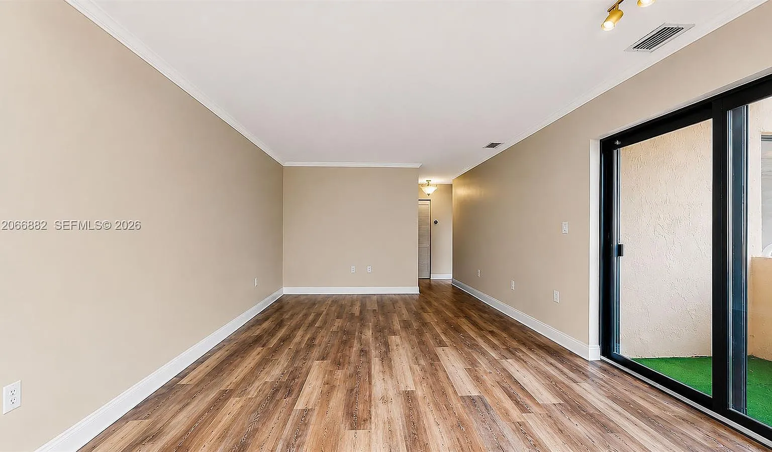2 bed, 965 sqft, $2,400 — Photo 4