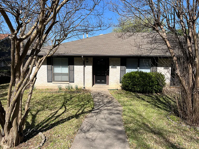 1506 Parkside Dr — Photo 1