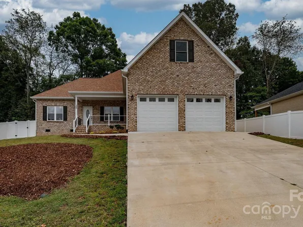 106 Eastwood Village Ct, Hudson, NC 28638