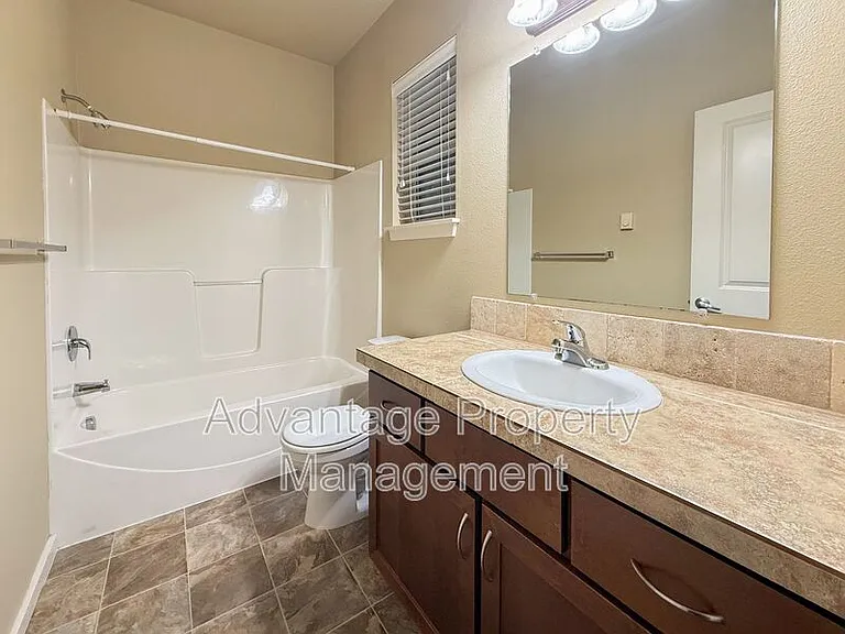 523 Catron St N #5 — Photo 37
