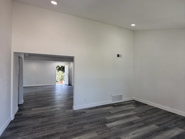 5678 Surrey Ln — Photo 3