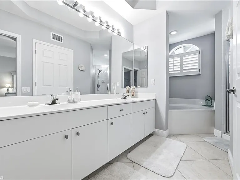 300 L Ambiance Cir #102 — Photo 17