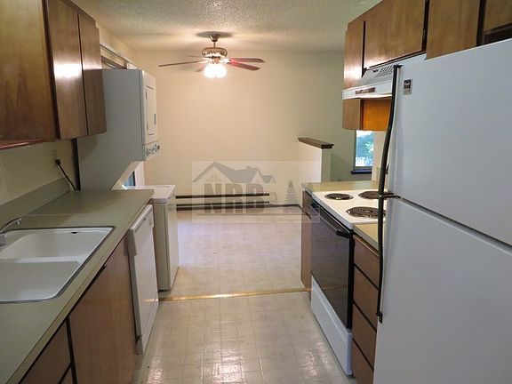 5th image of 19014 B St E APT D