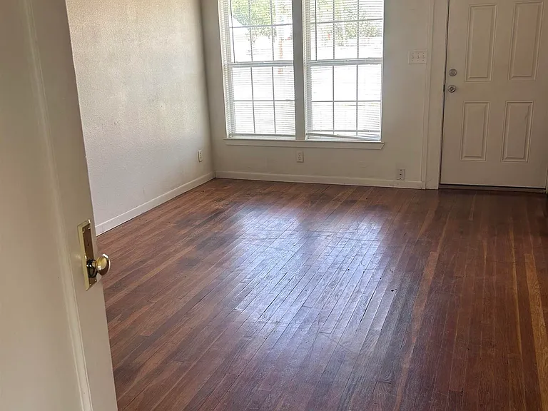1140 Covington St — Photo 5