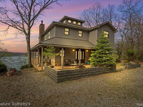 4950 Clear Lake Shore Dr, Grass Lake, MI 49240
