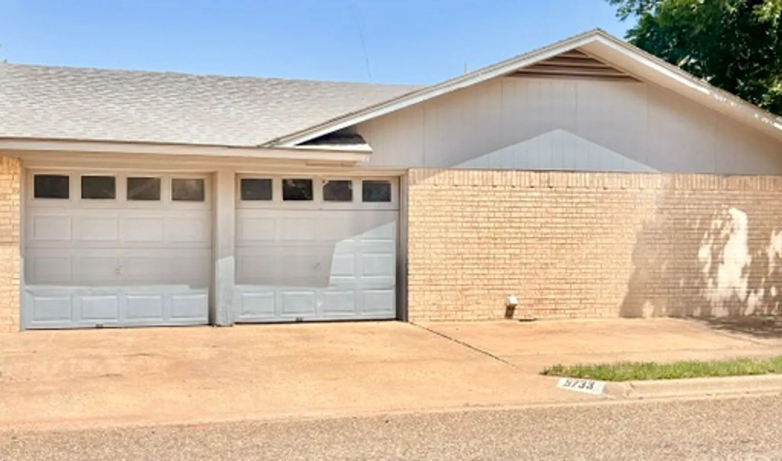 Well maintained house in great neighborhood!! Available Now! — Photo 2