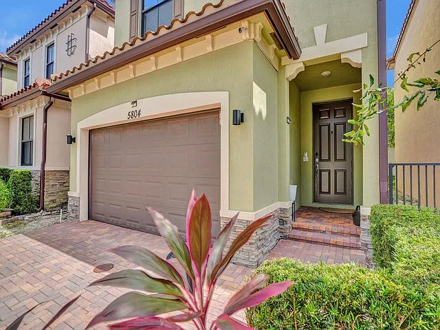 5804 NW 46th Ln — Photo 2