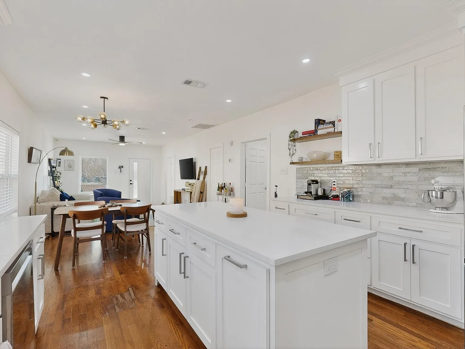 2 bed, 2.5 bath, 1355 sqft, $2,800 — Photo 2
