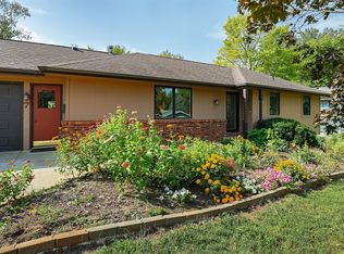 7 Independence St, Pella, IA 50219