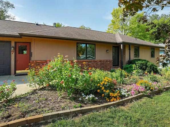 7 Independence St, Pella, IA 50219