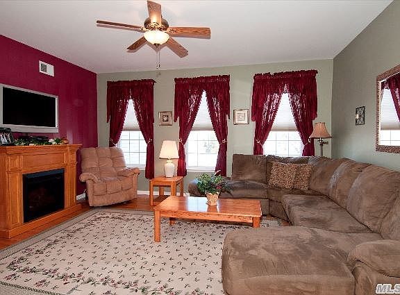 3rd image of 127 Paddington Cir
