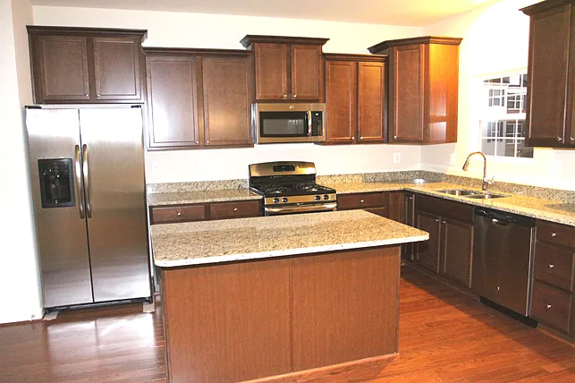 4 bed, 3.5 bath, 2000 sqft, $3,300 — Photo 3
