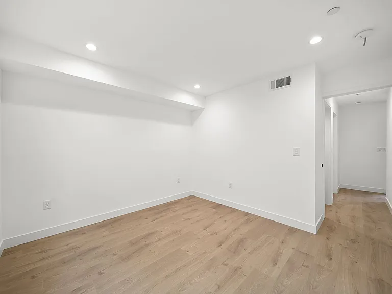 171 S Hoover St — Photo 17