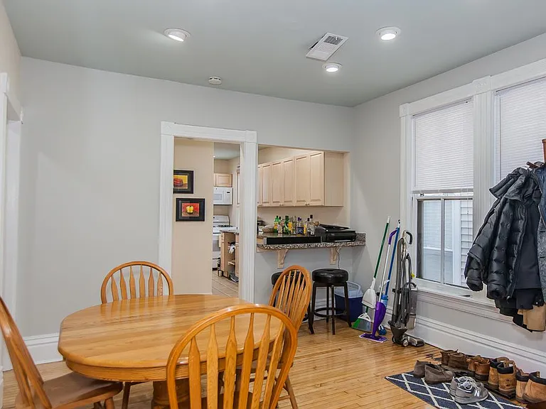 1116 W Roscoe St #2 — Photo 9