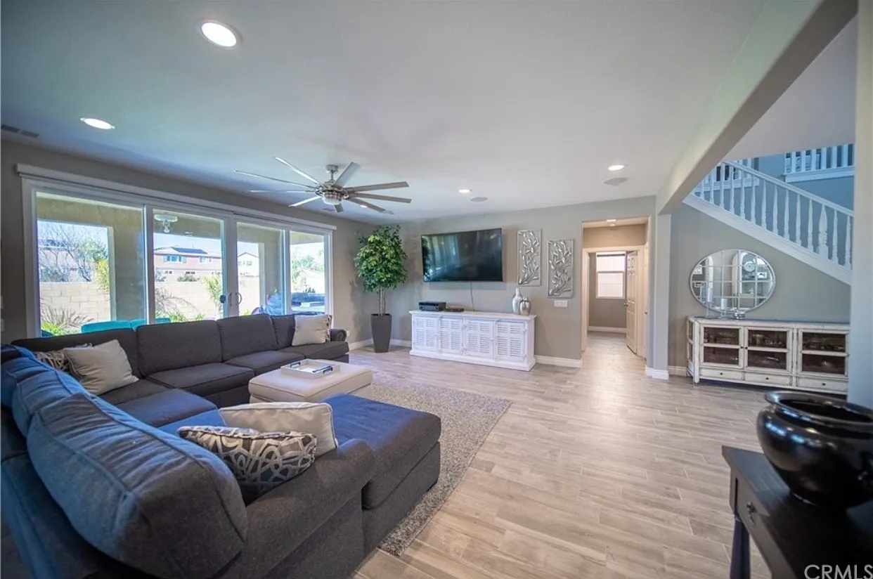 5 bed, 4.5 bath, 3353 sqft, $4,190 — Photo 4
