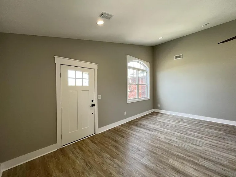 4840 McCall Ln — Photo 3