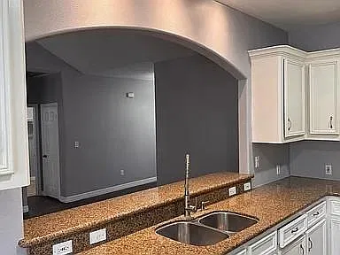 3 bed, 2.0 bath, 1842 sqft, $1,975 — Photo 3