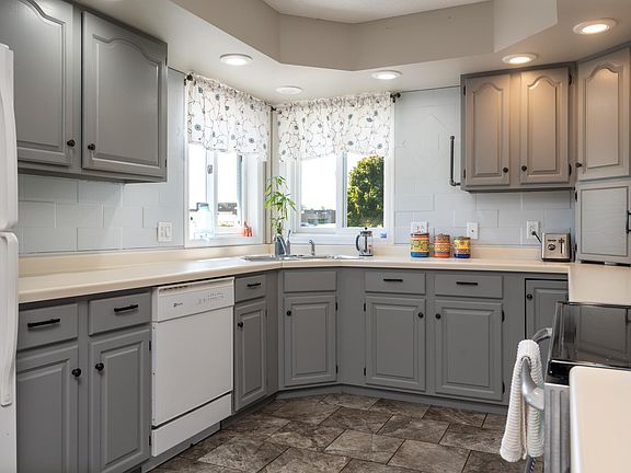 3rd image of 100 Maple Cir E